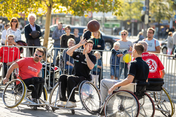 Am Samstag präsentiert der MTV Braunschweig Rollstuhlbasketball auf dem Domplatz. (Wird bei Klick vergrößert)