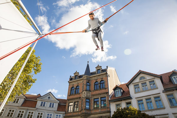 Hoch hinaus geht es auf dem High-Jump-Trampolin auf dem Schlossplatz. (Wird bei Klick vergrößert)