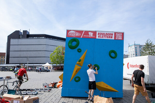 Auf dem südlichen Schlossplatz ist der Aufbau der Sportangebote im Gange: Ab Montagnachmittag ist der Boulderwürfel einsatzfähig, am Dienstag kommen ein Street-Basketball-Court und eine Miniramp dazu. (Wird bei Klick vergrößert)