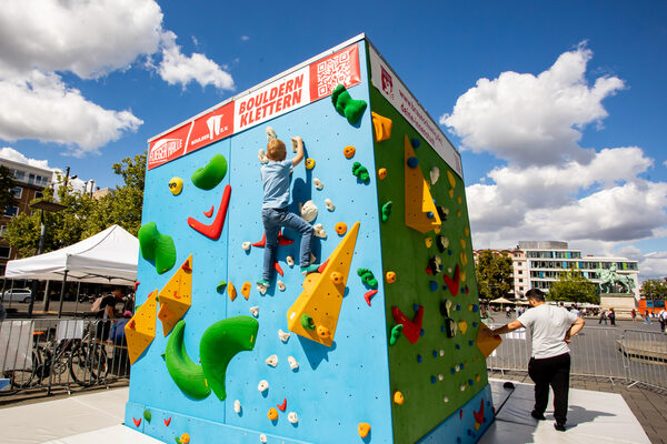 Am Kletterwürfel ging es für Kinder und Jugendliche bis zum 11. August hoch hinaus. (Wird bei Klick vergrößert)