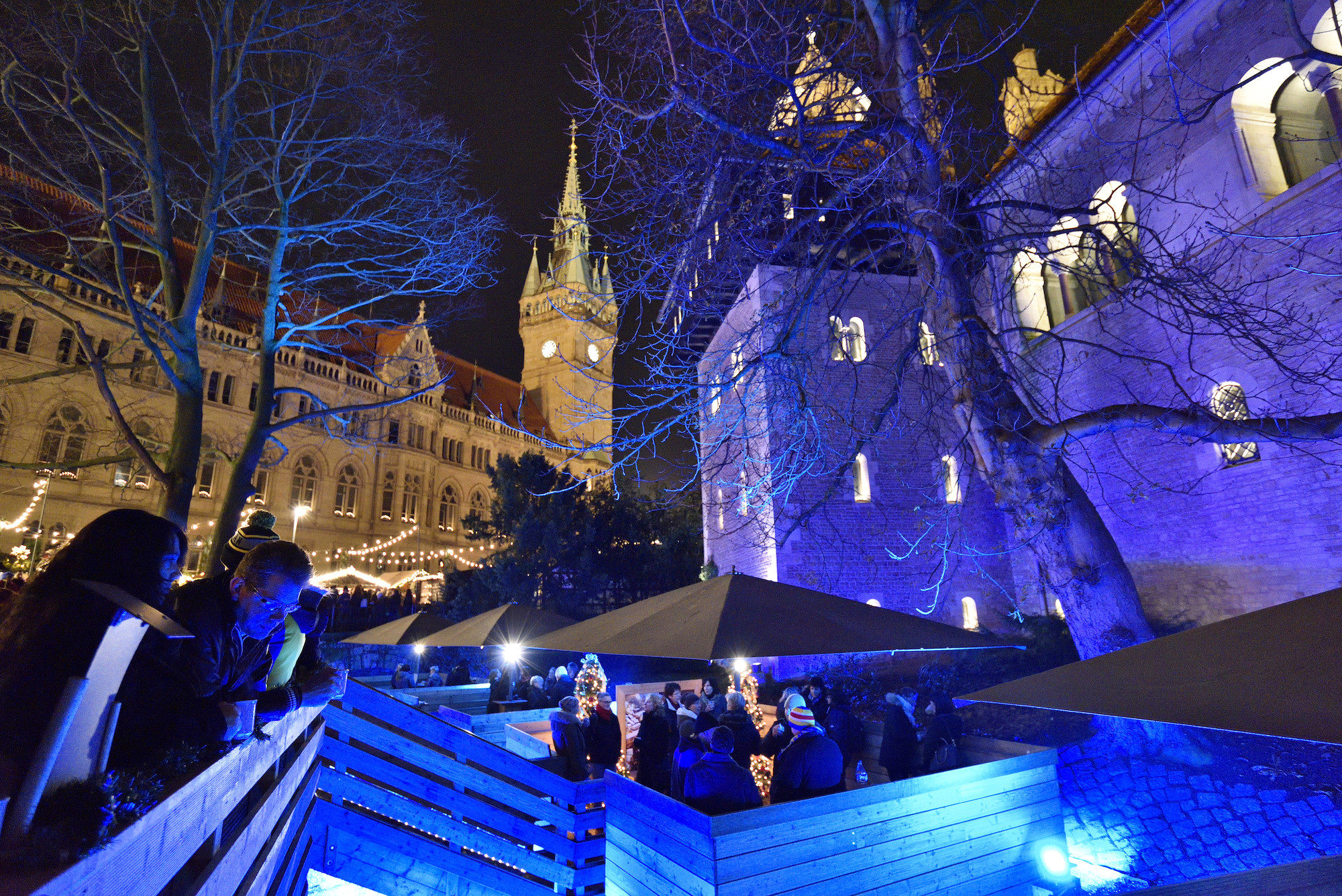 Im Burggraben können Besucherinnen und Besucher den Braunschweiger Weihnachtsmarkt in entspannter Runde auf einem der Weihnachtsmarktflöße genießen.