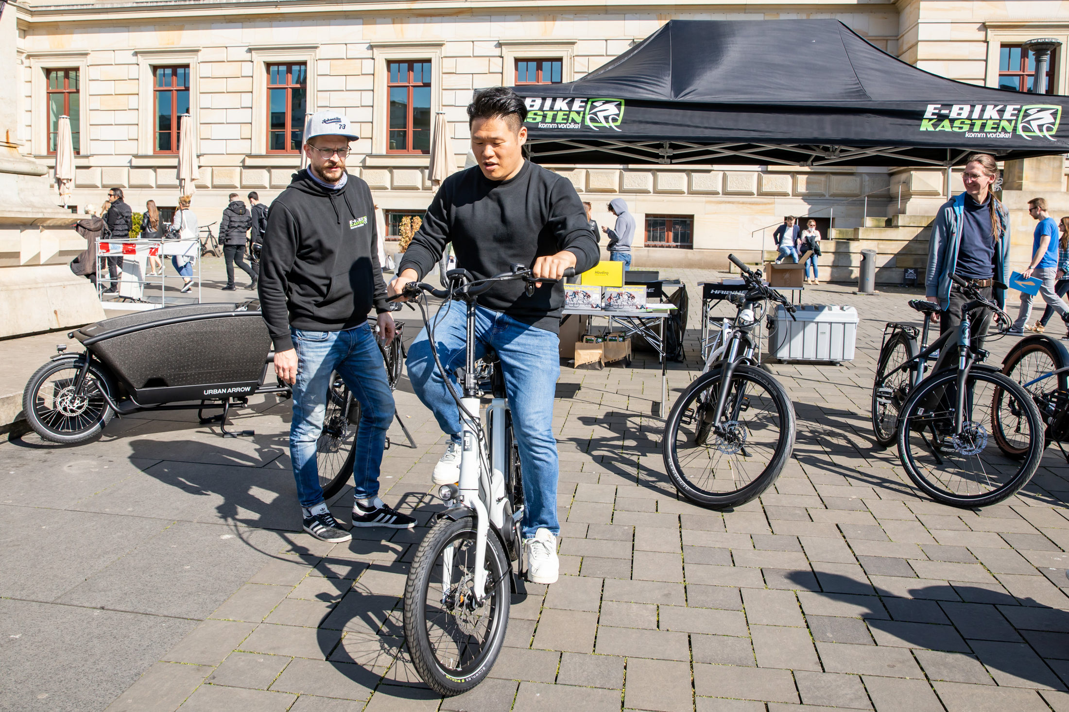 Moderne Mobilität auf zwei Rädern – zahlreiche Besucherinnen und Besucher nutzten das Angebot von E-Bike-Kasten für eine Probefahrt. (Wird bei Klick vergrößert)