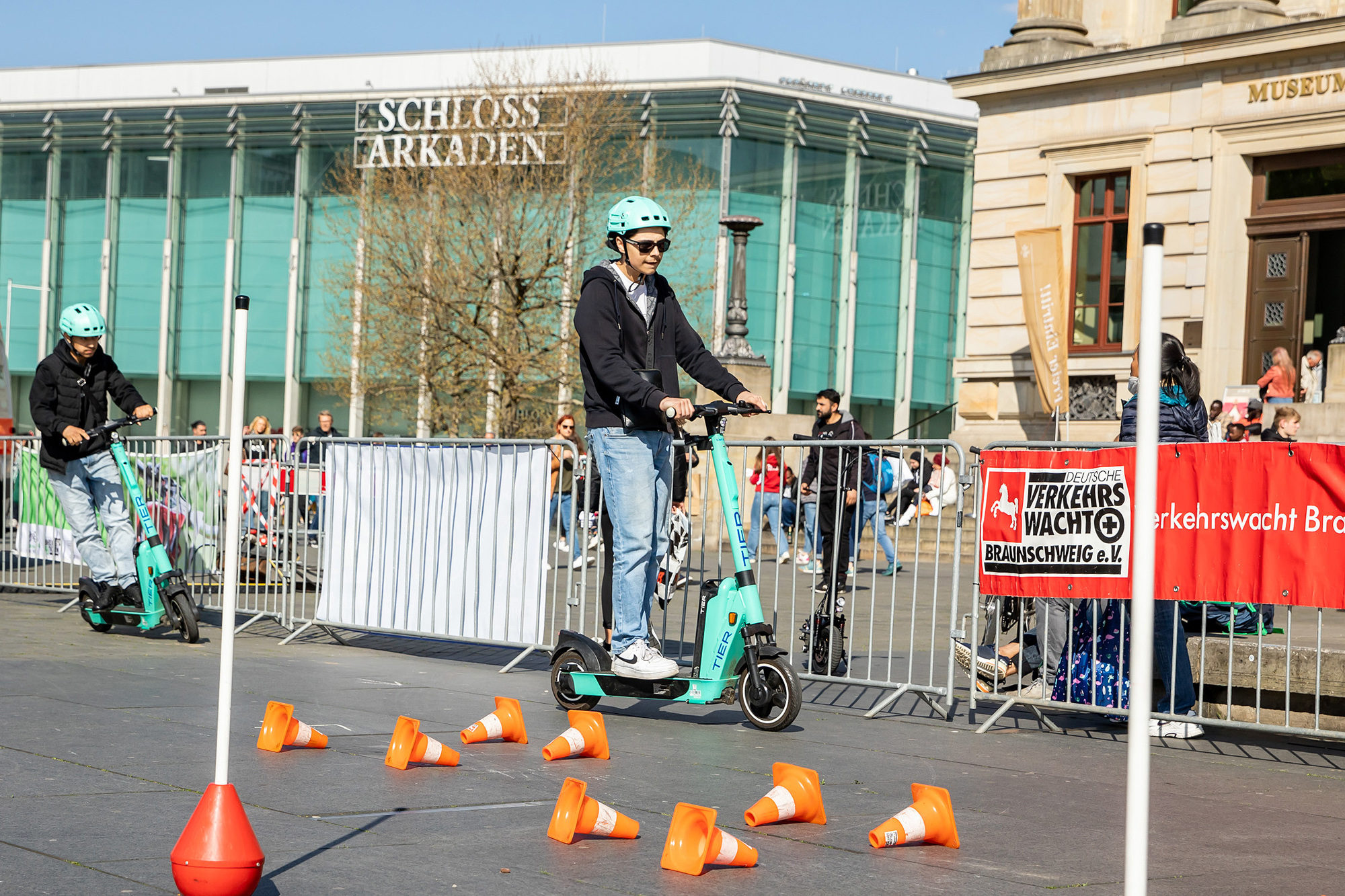 Verkehrssicherheit auf dem Schlossplatz: Besucherinnen und Besucher stellten ihre Fahrkünste beim E-Scooter-Parcours der Verkehrswacht unter Beweis. (Wird bei Klick vergrößert)