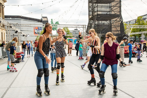 Zehn Tage lang war die Rollschuhdisco auf dem Schlossplatz Treffpunkt für Rollschuh-Begeisterte aus Braunschweig und der Region. (Wird bei Klick vergrößert)