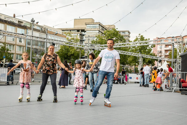 Ob Familien, Freundesgruppen oder Kolleginnen und Kollegen: Über 5.000 Besucherinnen und Besucher nutzten die Gelegenheit, um sich Rollschuhe auszuleihen und ihre Runden auf dem Schlossplatz zu drehen. (Wird bei Klick vergrößert)