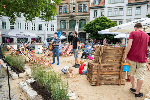 Urlaubsgefühle bietet der Stadtstrand bis zum 14. August auf dem Kohlmarkt. (Wird bei Klick vergrößert)