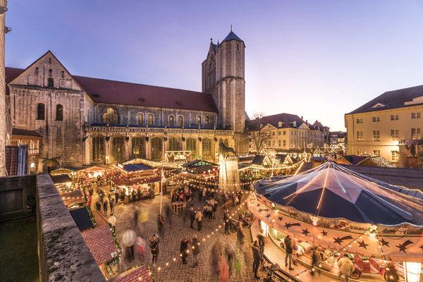 Vom 23. November bis zum 29. Dezember bringt der Braunschweiger Weihnachtsmarkt adventliche Stimmung auf die Plätze rund um den Dom St. Blasii und die Burg Dankwarderode. (Wird bei Klick vergrößert)