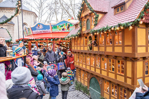 Den Braunschweiger Weihnachtsmarkt begleitet ein buntes Kinderprogramm von Theaterstücken bis zur Weihnachtswerkstatt. (Wird bei Klick vergrößert)