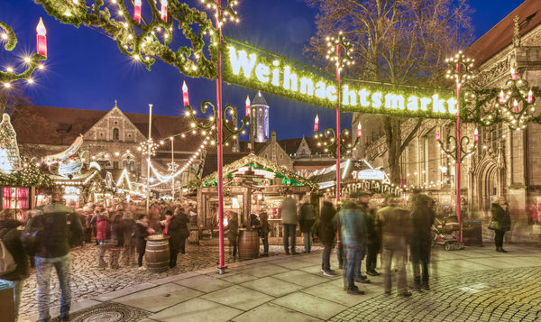 An den Treppen auf dem Burgplatz findet am Mittwoch, 23. November, ab 17:45 Uhr die traditionelle Eröffnung des Braunschweiger Weihnachtsmarkts statt. (Wird bei Klick vergrößert)