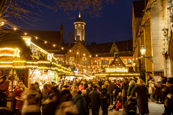 Rund 850.000 Gäste schlenderten über die Marktfläche, freuten sich über das kulturelle Rahmenprogramm oder lernten den Braunschweiger Weihnachtsmarkt bei einer Stadtführung besser kennen. (Wird bei Klick vergrößert)