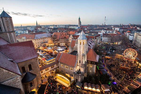 129 liebevoll dekorierte Stände brachten weihnachtliche Stimmung auf die Plätze rund um den Dom St. Blasii und die Burg Dankwarderode. (Wird bei Klick vergrößert)