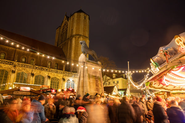 Insbesondere in den Abendstunden lockte der Braunschweiger Weihnachtsmarkt zahlreiche Gäste in die Braunschweiger Innenstadt. (Wird bei Klick vergrößert)