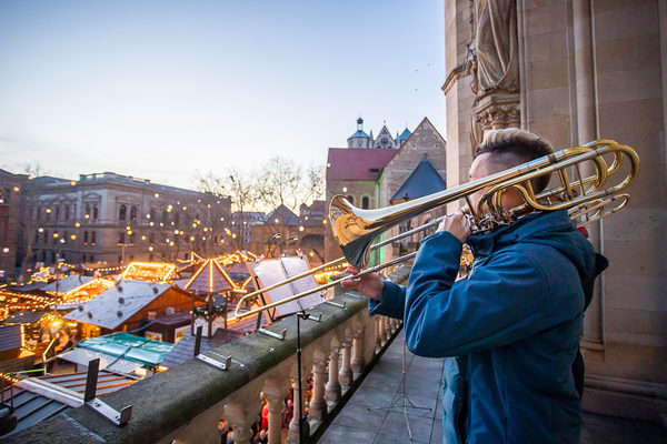 Am vierten Advent erschallen wieder weihnachtliche Trompeten- und Posaunenklänge vom Rathausbalkon. (Wird bei Klick vergrößert)