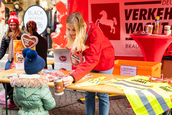 Am ersten Adventswochenende informierte die Braunschweiger Verkehrswacht in der Innenstadt über ihre Projekte und nahm Spenden entgegen. (Wird bei Klick vergrößert)