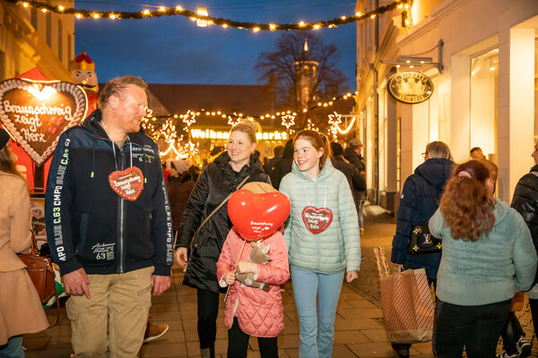 Als Dank für ihren Beitrag bei „Braunschweig zeigt Herz“ erhielten Spenderinnen und Spender Lebkuchenherzen und Herzluftballons. (Wird bei Klick vergrößert)