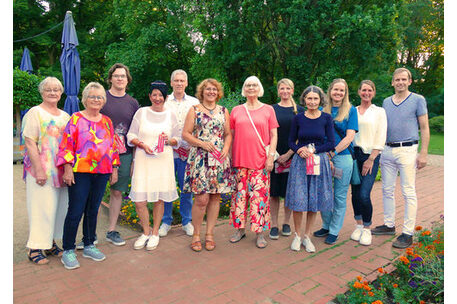 Gewinnerinnen und Gewinner des BBG-Balkonwettbewerbs und Vertreterinnen und Vertreter der Jury nach der Siegerehrung im Schul- und Bürgergarten am Dowesee: (v. l. n. r.) Ulrike Neumann (Braunschweig Stadtmarketing GmbH), Annegret Ihbe (Bürgermeisterin Stadt Braunschweig), Steve Grogorick, Martina Schmälzle, Harald Ehreke, Renata Schindler, Helga Woidtke, Saskia Domaschke, Sandra Meyer und Martina Harenberg sowie Simone Lampe (Braunschweiger Baugenossenschaft BBG) und Karsten Mentasti (Braunschweiger Zeitung).