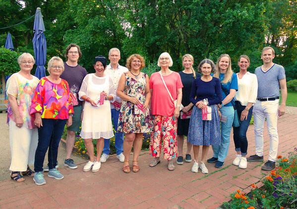 Gewinnerinnen und Gewinner des BBG-Balkonwettbewerbs und Vertreterinnen und Vertreter der Jury nach der Siegerehrung im Schul- und Bürgergarten am Dowesee: (v. l. n. r.) Ulrike Neumann (Braunschweig Stadtmarketing GmbH), Annegret Ihbe (Bürgermeisterin Stadt Braunschweig), Steve Grogorick, Martina Schmälzle, Harald Ehreke, Renata Schindler, Helga Woidtke, Saskia Domaschke, Sandra Meyer und Martina Harenberg sowie Simone Lampe (Braunschweiger Baugenossenschaft BBG) und Karsten Mentasti (Braunschweiger Zeitung). (Wird bei Klick vergrößert)