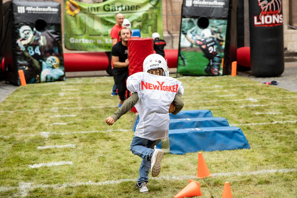 Spielen wie die NewYorker Lions – auf dem Domplatz wartet der Football-Parcours auf die Besucherinnen und Besucher. (Wird bei Klick vergrößert)