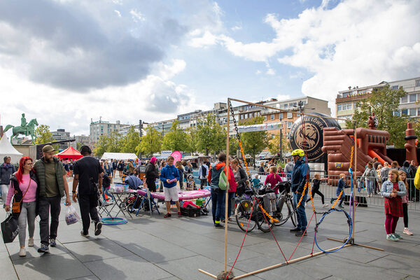 Körbewerfen mit den Basketball Löwen, Spielspaß für die ganze Familie und zahlreiche Sportarten entdecken – das trendsporterlebnis, präsentiert von Volkswagen Financial Services, lockte viele Besucherinnen und Besucher auf den Schlossplatz. (Wird bei Klick vergrößert)