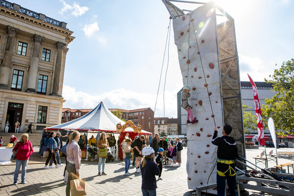 Die Kletterwand erklimmen und im Zirkuszelt das Kinderprogramm genießen – auf dem Schlossplatz freuten sich große und kleine Besucherinnen und Besucher über das vielfältige Angebot. (Wird bei Klick vergrößert)