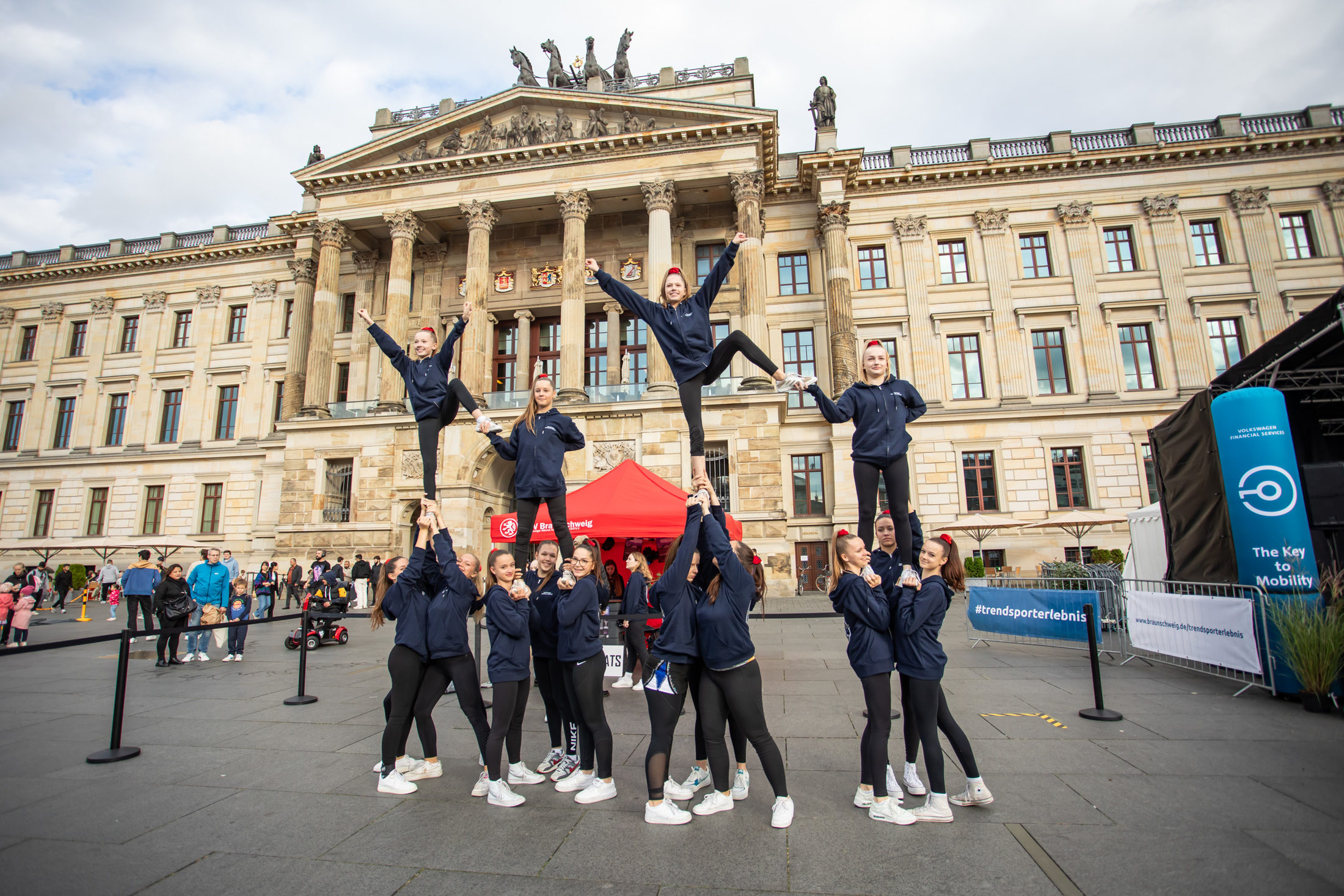 Die Cheerleader des MTV Braunschweig zeigten am Samstag auf dem Schlossplatz, welche akrobatischen Kunststücke sie beherrschen. (Wird bei Klick vergrößert)