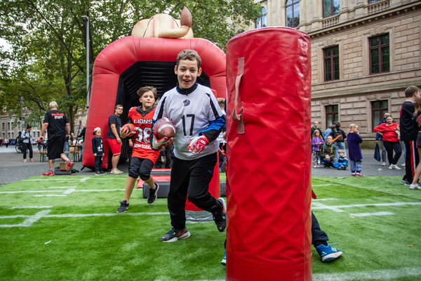 Football schnappen und vorbei an den Hindernissen: Bei den NewYorker Lions schlüpften Besucherinnen und Besucher in die Rolle der Spieler und bewältigten den Football-Parcours. (Wird bei Klick vergrößert)