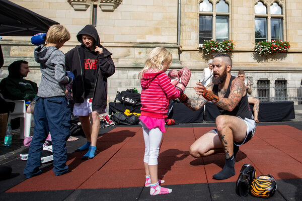 Boxhandschuhe an und loslegen: Bei den Profis der Tiger Warriors lernten Besucherinnen und Besucher jeden Alters Grundtechniken im Thaiboxen. (Wird bei Klick vergrößert)