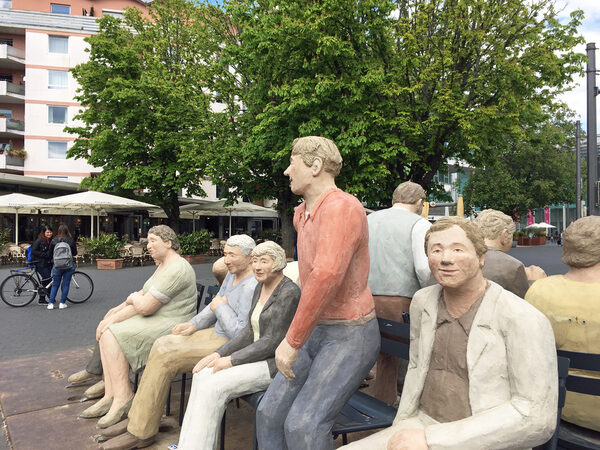 Die Betonfiguren „Alltagsmenschen“ gesellen sich ab dem 10. Juli wieder unter die Besucherinnen und Besucher der Innenstadt. (Wird bei Klick vergrößert)