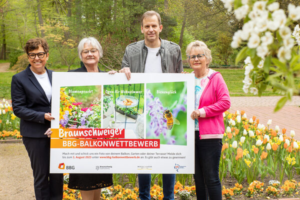 Die Jurymitglieder (v. l. n. r.) Karin Stemmer (Braunschweiger Baugenossenschaft eG), Ulrike Neumann (Braunschweig Stadtmarketing GmbH), Karsten Mentasti (Braunschweiger Zeitung) und Bürgermeisterin Annegret Ihbe (Stadt Braunschweig) freuen sich am Dowesee über den Auftakt des diesjährigen BBG-Balkonwettbewerb. (Wird bei Klick vergrößert)