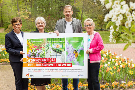 Die Jurymitglieder (v. l. n. r.) Karin Stemmer (Braunschweiger Baugenossenschaft eG), Ulrike Neumann (Braunschweig Stadtmarketing GmbH), Karsten Mentasti (Braunschweiger Zeitung) und Bürgermeisterin Annegret Ihbe (Stadt Braunschweig) freuen sich am Dowesee über den Auftakt des diesjährigen BBG-Balkonwettbewerb.