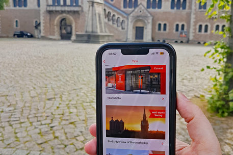 Das Stadtmarketing bietet die App „Entdecke Braunschweig“ jetzt auch in englischer Version an.