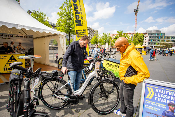 Auf dem Schlossplatz informierten Fahrradhändler zum Start der Fahrradsaison über neueste Fahrradmodelle. (Wird bei Klick vergrößert)