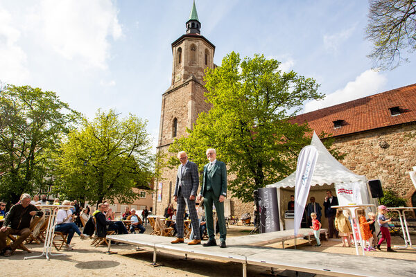 Besucherinnen und Besucher entdeckten bei Modenschauen im Magniviertel und in den Schloss-Arkaden die Trends der kommenden Saison. (Wird bei Klick vergrößert)