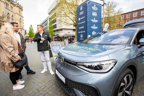 Gäste und Einheimische nutzten die Chance, um sich über neue Modelle beraten zu lassen – ganz vorn dabei der Bereich E-Mobilität. (Wird bei Klick vergrößert)