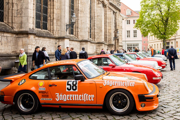 Nostalgie auf dem Burgplatz: Hier standen historische Oldtimer im Mittelpunkt. (Wird bei Klick vergrößert)