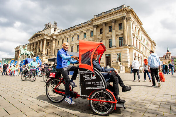 Besucherinnen und Besucher lernten bei Radeln ohne Alter und der Bürgerstiftung Braunschweig die Vorzüge einer Fahrrad-Rikscha kennen. (Wird bei Klick vergrößert)