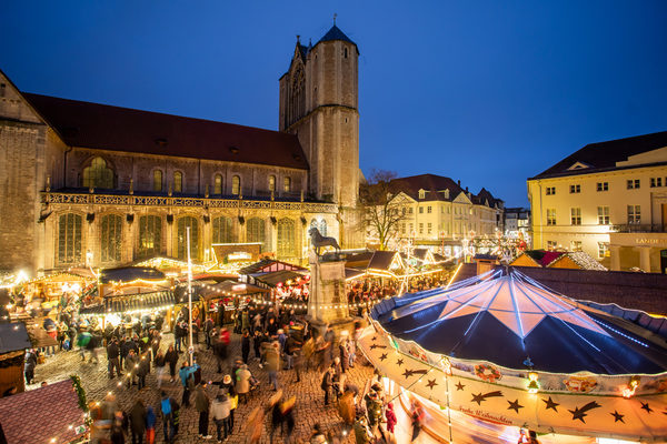 Mit einem Schwerpunkt auf Kunsthandwerk und Weihnachtspräsenten zieht der Braunschweiger Weihnachtsmarkt jährlich rund 900.000 Besucherinnen und Besucher an. (Wird bei Klick vergrößert)