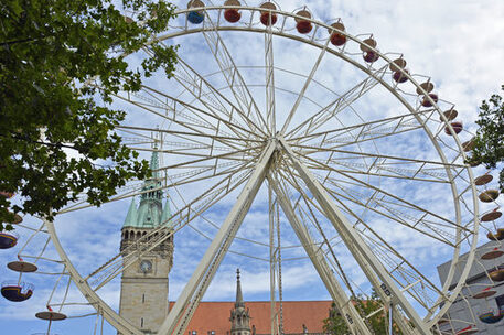 Höhenluft schnuppern in der Innenstadt – das Riesenrad ist wieder beim stadtsommervergnügen im Juni 2023 mit dabei.