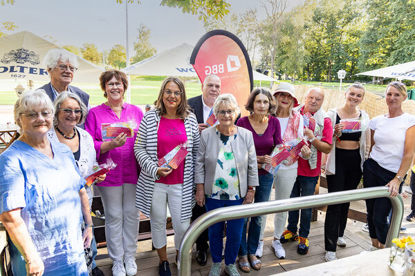Gewinnerinnen und Gewinner des BBG-Balkonwettbewerbs und Vertreterinnen und Vertreter der Jury nach der Siegerehrung im Biergarten des Restaurants „Zur Freundschaft“: (v. l. n. r.) Ulrike Neumann (Braunschweig Stadtmarketing GmbH), Elke Ciesinger, Klaus Schökel, Claudia Knispel (in Vertretung für Karsten Knispel), Kerstin Kawohl, Michael Sturm, Annegret Ihbe (Bürgermeisterin Stadt Braunschweig), Sandra Meyer, Renate Stauf, Günther Kasperek, Katharina Rother-Schönfeld und Simone Lampe (Braunschweiger Baugenossenschaft BBG). (Wird bei Klick vergrößert)