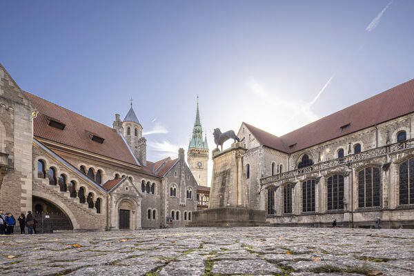 Braunschweig, die Großstadt an der Oker, begeistert mit ihrer vielfältigen Kulturlandschaft, weitläufigen Parkanlagen und einer fast 1.000-jährigen Stadtgeschichte, die wie hier auf dem Burgplatz bis heute lebendig ist. (Wird bei Klick vergrößert)