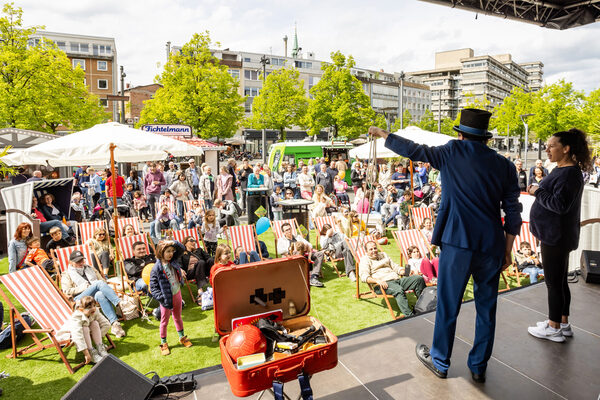 Spaß für die ganze Familie: Groß und Klein hatten Spaß bei abwechslungsreichen Shows mit Kleinkunsttheater, Seifenblasenkunst und Livemusik. (Wird bei Klick vergrößert)