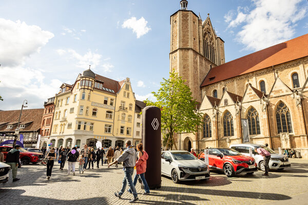 Sonnenschein und warme Temperaturen lockten zum Stadtfrühling in die Innenstadt und luden dazu ein, Mode, Mobilität und mehr zu erkunden. (Wird bei Klick vergrößert)