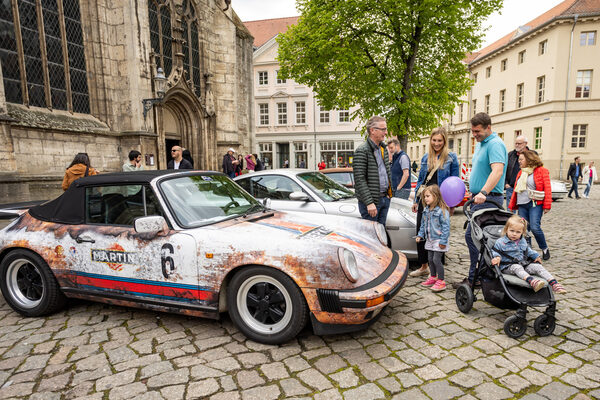 Auf dem Burgplatz bewunderten die Besucherinnen und Besucher schicke Oldtimer und unterhielten sich mit den Besitzerinnen und Besitzern. (Wird bei Klick vergrößert)