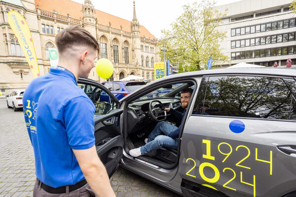 Die Voets Gruppe feierte ihr 100-jähriges Jubiläum beim Stadtfrühling und stellte ihre aktuellen Fahrzeuge in der Innenstadt aus. (Wird bei Klick vergrößert)