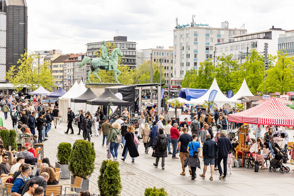 Viel los beim Stadtfrühling: Am 27. und 28. April entdeckten viele Besucherinnen und Besucher bei bestem Wetter Mode, Mobilität und mehr in der Braunschweiger Innenstadt. (Wird bei Klick vergrößert)