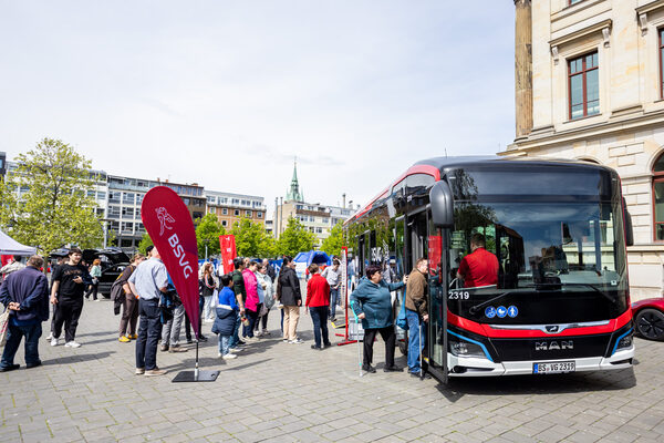 Bei der BSVG und dem VRB informierten sich Gäste über den öffentlichen Nahverkehr und nahmen selbst einmal im Fahrerhaus eines E-Busses Platz. (Wird bei Klick vergrößert)