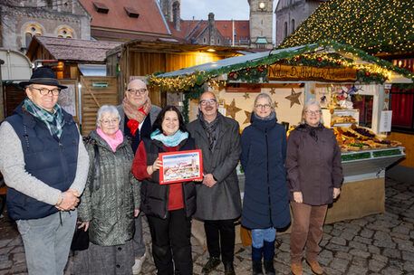 „Natur Dufthölzer“ erhält die Auszeichnung als schönster Stand auf dem Braunschweiger Weihnachtsmarkt 2024.