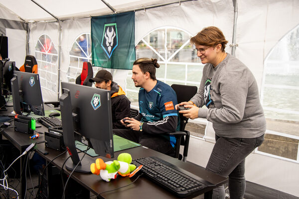 Ob mit Mario auf der Rennstrecke oder beim 2v2 Duell in League of Legends: Bei der eSports Stadtmeisterschaft am Ritterbrunnen traten die besten Gamerinnen und Gamer der Löwenstadt gegeneinander an. (Wird bei Klick vergrößert)