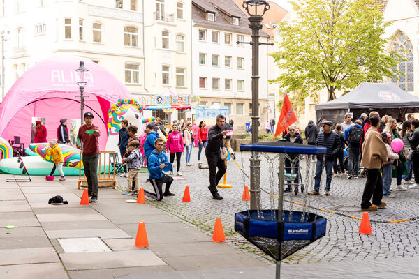 Wie Sport das Selbstvertrauen stärken kann, zeigte der Verein ALILA Fun Sport am Sonntag mit unterschiedlichen Aktion auf dem Domplatz. (Wird bei Klick vergrößert)