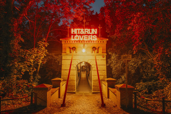 „Hit & Run Lovers“ ist eines der Kunstwerke, die die Teilnehmerinnen und Teilnehmer der Lichtparcours-Spaziergänge und -Fahrradtouren auf der westlichen Teilstrecke entdecken können. (Wird bei Klick vergrößert)